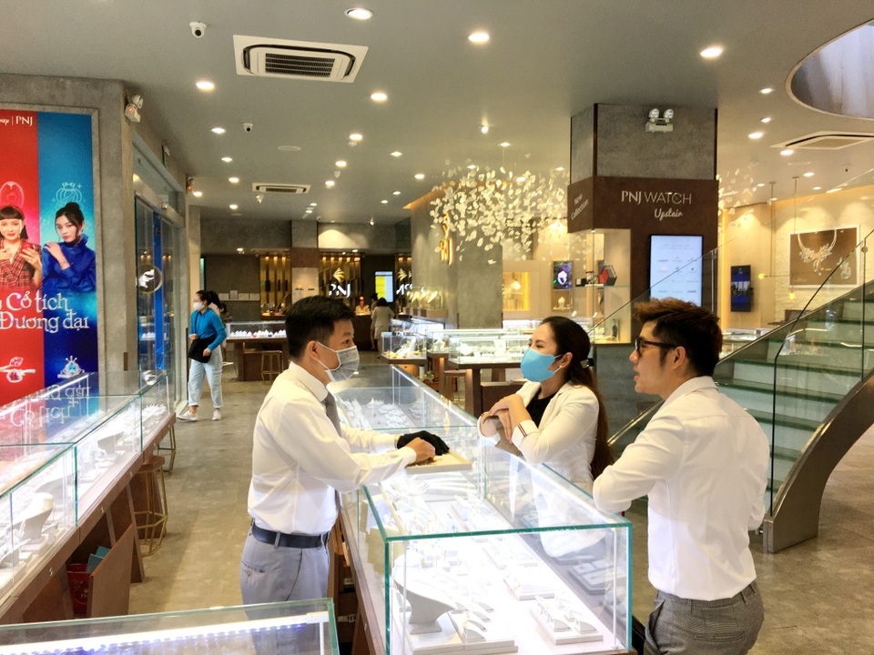 TPHCM: Giá vàng “tụt dốc” sau khi chạm đỉnh, nhiều người bán vội chốt lời - 1 TPHCM: Giá vàng “tụt dốc” sau khi chạm đỉnh, nhiều người bán vội chốt lời - 1