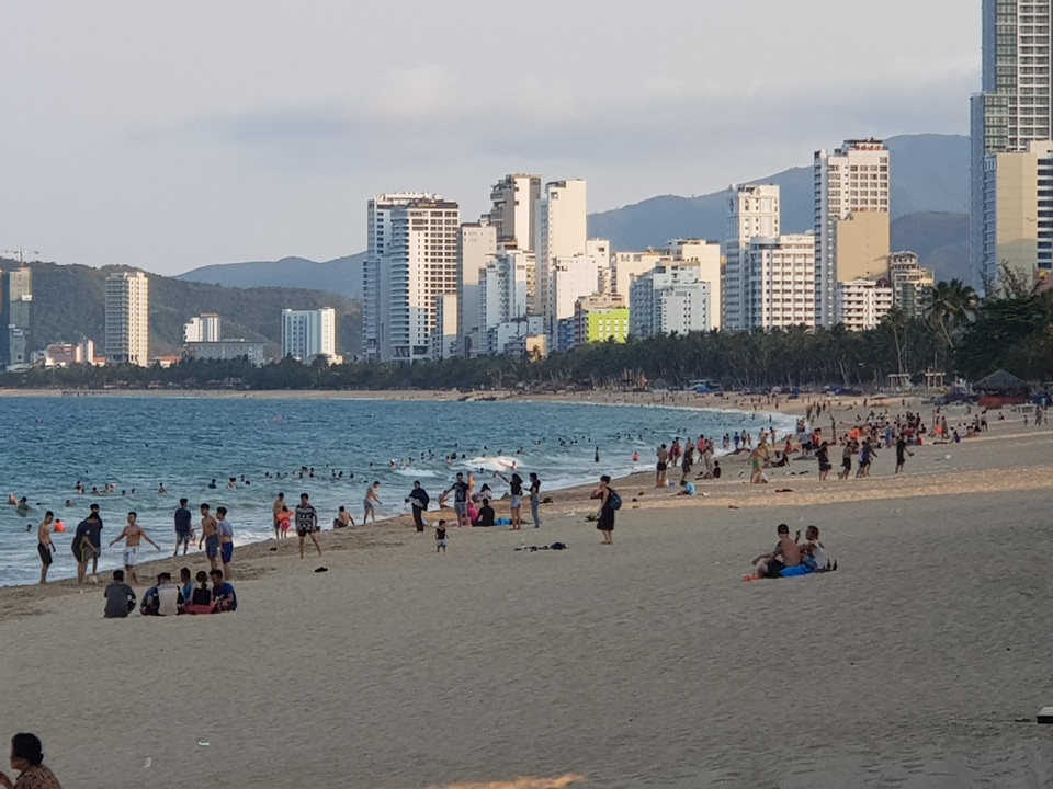 Nha Trang lập chốt, yêu cầu người dân không tụ tập trên bãi biển - 3 Nha Trang lập chốt, yêu cầu người dân không tụ tập trên bãi biển - 3