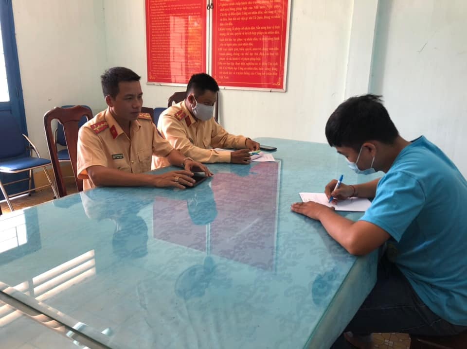 Thanh niên tổ lái nằm dài trên xe máy bị phạt 7 triệu đồng - 2 Thanh niên tổ lái nằm dài trên xe máy bị phạt 7 triệu đồng - 2