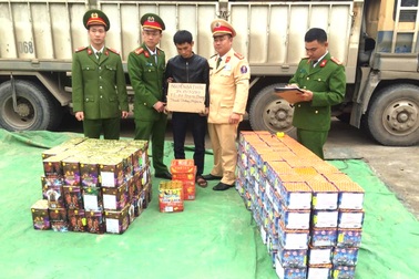 "Ém" gần nửa tấn pháo trong lốp, bình xăng xe...