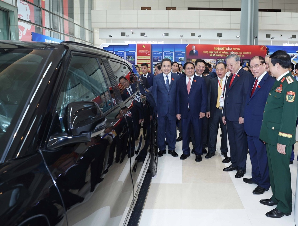 “Mỗi năm đối mặt hơn 10 cơn bão, đắp đê không thể chỉ là những bao cát” - 3 “Mỗi năm đối mặt hơn 10 cơn bão, đắp đê không thể chỉ là những bao cát” - 3