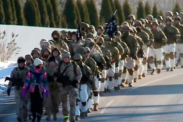 Xem lính dù Mỹ diễu hành rầm sập sát biên giới Nga