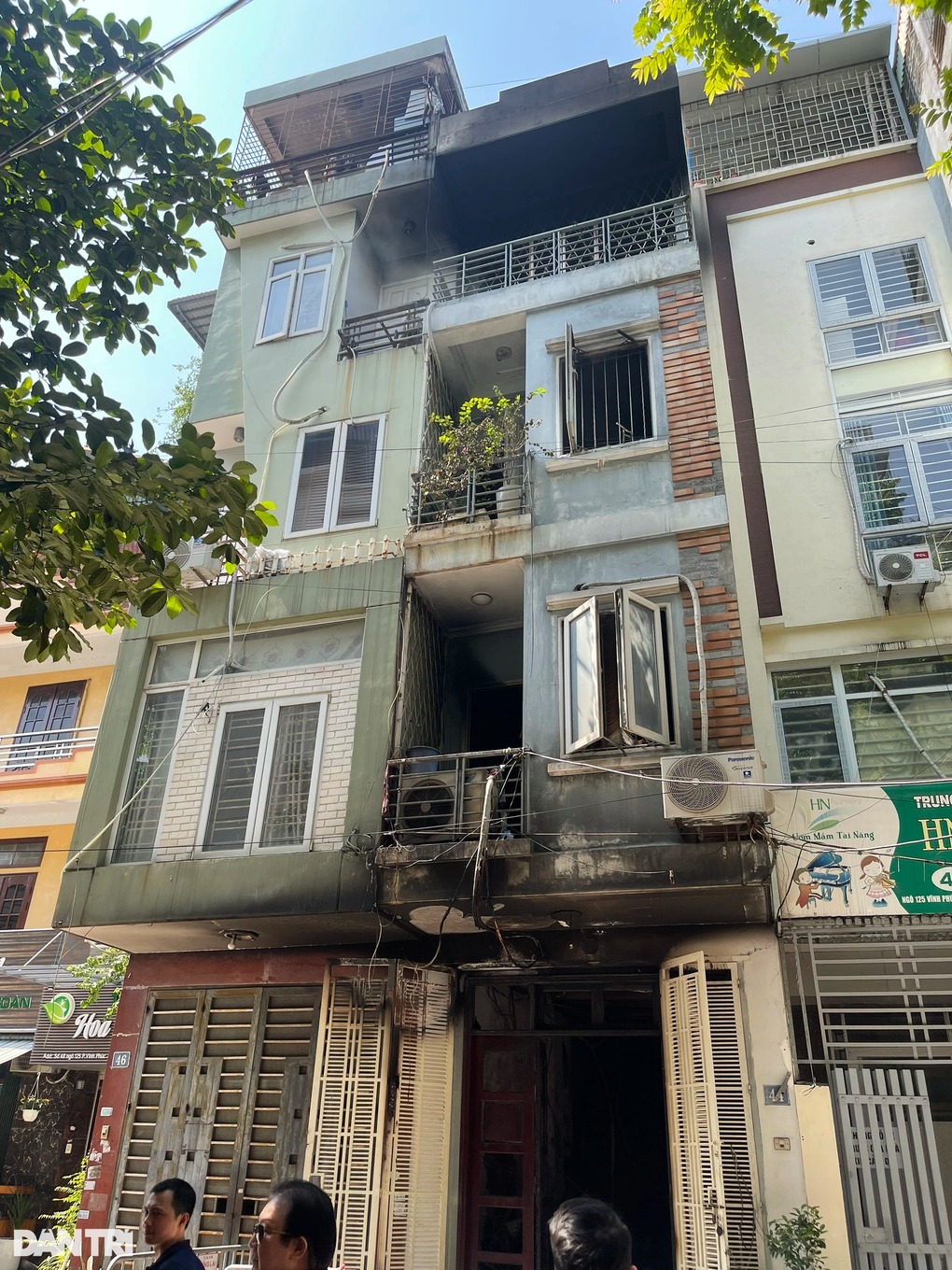 Lời kể của người đàn ông cứu cả gia đình thoát khỏi đám cháy ở Hà Nội - 7 Lời kể của người đàn ông cứu cả gia đình thoát khỏi đám cháy ở Hà Nội - 7