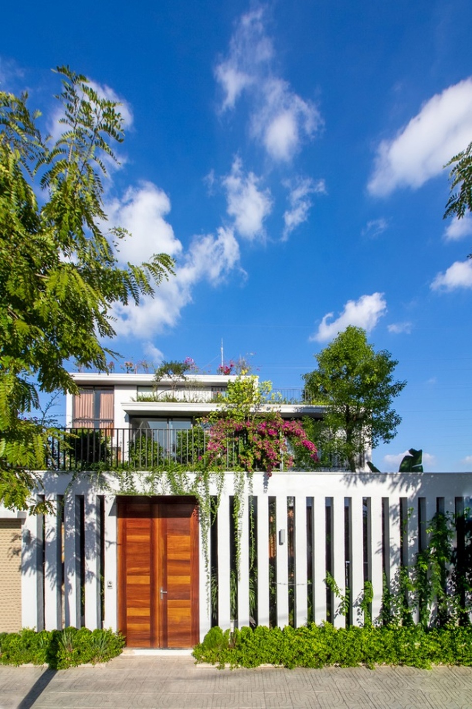 Ngỡ ngàng biệt thự ở Ninh Bình giấu cả khu vườn xanh mát bên trong - 1 Ngỡ ngàng biệt thự ở Ninh Bình giấu cả khu vườn xanh mát bên trong - 1