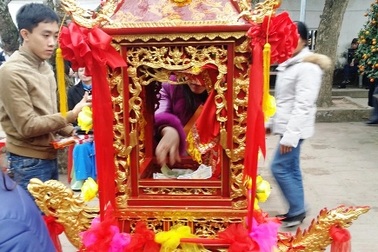 Sắp lễ khắp nơi, xoa tiền lên tượng, bỏ tiền vào kiệu rước cầu may