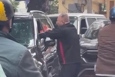 Công an Hà Nội thông tin vụ người đàn ông thò tay vào ô tô đấm tài xế