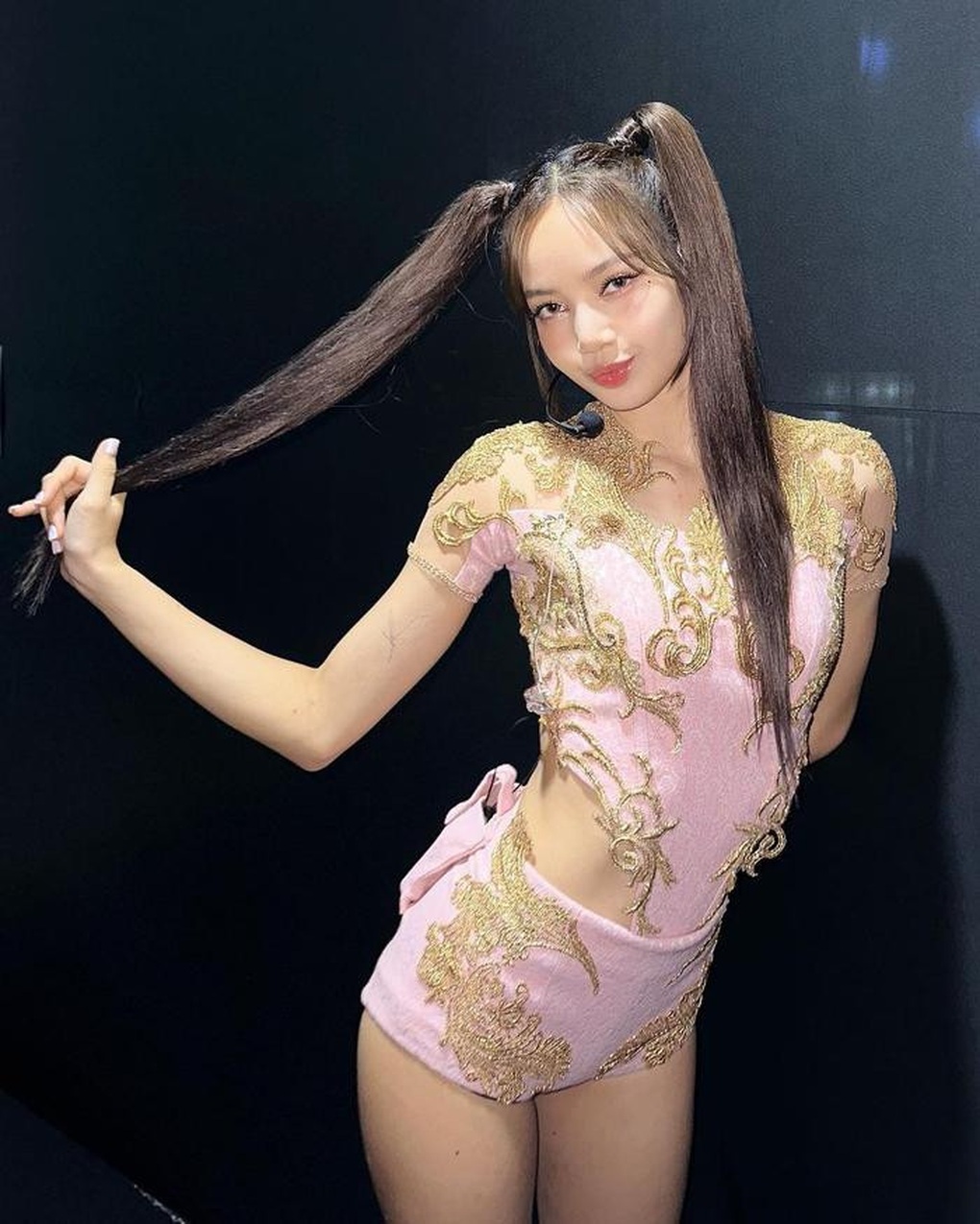 Lisa: Nhận lời biểu diễn tại quán rượu thoát y, trang phục ngày càng hở bạo - 4 Lisa: Nhận lời biểu diễn tại quán rượu thoát y, trang phục ngày càng hở bạo - 4