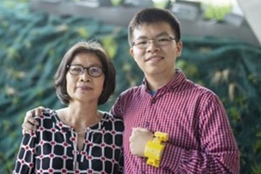 Nam sinh gốc Việt sáng chế máy theo dõi nhịp tim tặng mẹ