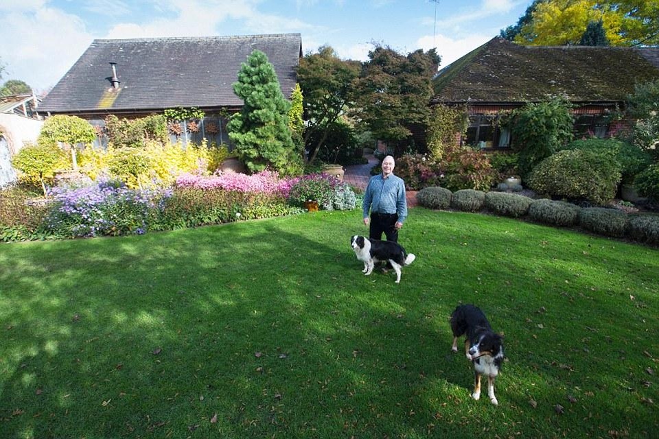 Người đàn ông dành 25 năm biến bãi đất hoang thành thiên đường hoa - 8