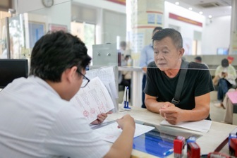 Tiếp nhận viên chức vào làm công chức để giảm tải việc cho cấp xã