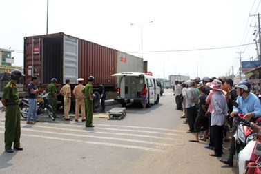 Ngã vào bánh xe container, bị cán tử vong tại chỗ