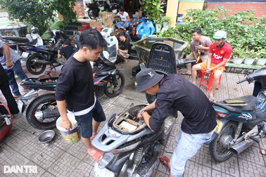 Thợ sửa xe Quảng Nam rủ nhau "xuống núi" giúp người Đà Nẵng