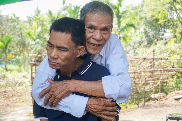 Cha 87 tuổi òa khóc đón cậu con trai khờ khạo lưu lạc suốt 18 năm