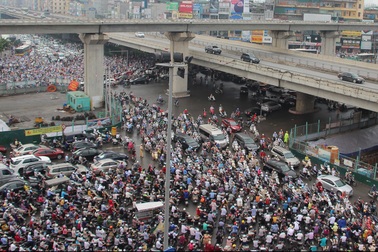 Hà Nội: Ùn tắc kinh hoàng giờ cao điểm sáng