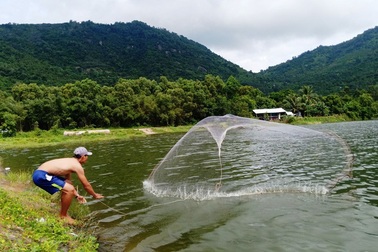 Rủ nhau tắm hồ, 3 học sinh tiểu học chết đuối thương tâm