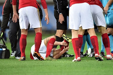 Va chạm với Daniel Alves, cầu thủ Quảng Châu gãy chân