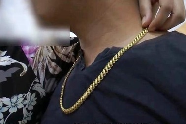 Sau nụ hôn với bạn gái, ông lão 70 tuổi giật mình mất sợi dây chuyền