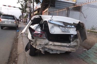 Xe trộn bê tông ủi 3 xe ô tô, người đi đường khiếp vía