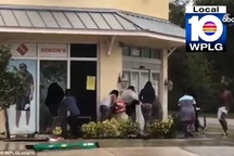 Mỹ tóm gọn hơn 30 kẻ "hôi của" trong siêu bão Irma