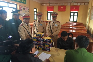 Tóm đối tượng buôn pháo lậu liên tỉnh bằng xe máy