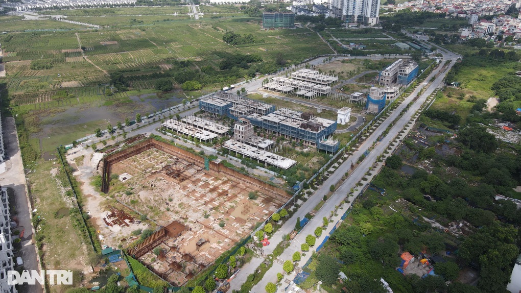 Cảnh tê liệt ở dự án FLC Premier Parc sau khi ông Trịnh Văn Quyết bị bắt - 1 Cảnh tê liệt ở dự án FLC Premier Parc sau khi ông Trịnh Văn Quyết bị bắt - 1