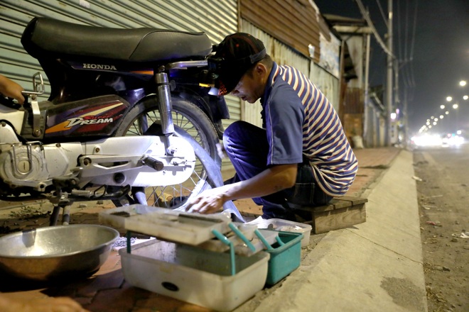 Người đàn ông đêm nào cũng đi lang thang năn nỉ được... sửa xe miễn phí - 8 Người đàn ông đêm nào cũng đi lang thang năn nỉ được... sửa xe miễn phí - 8