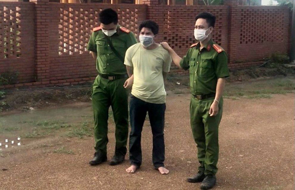 Vi phạm phòng chống dịch còn chém gần đứt lìa cánh tay công an - 2 Vi phạm phòng chống dịch còn chém gần đứt lìa cánh tay công an - 2