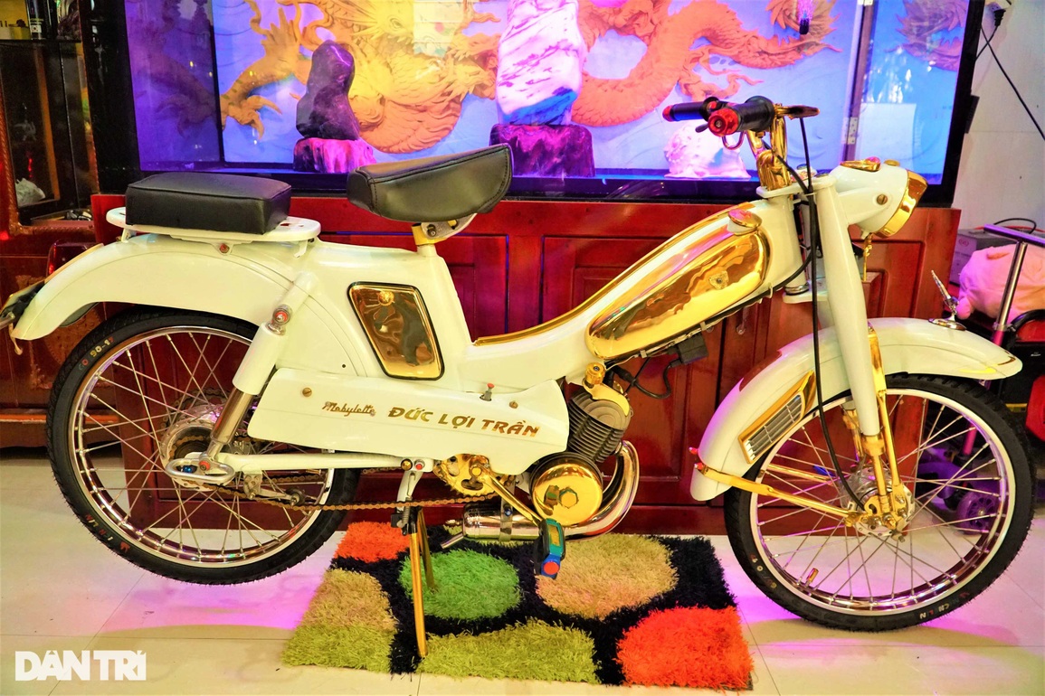 Người đàn ông đeo hơn 50 lượng vàng, dát vàng cho xe máy - 5 Người đàn ông đeo hơn 50 lượng vàng, dát vàng cho xe máy - 5
