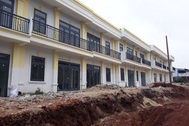 Vụ 26 căn nhà bất ngờ "mọc lên": Phạt 280 triệu đồng, đình chỉ thi công