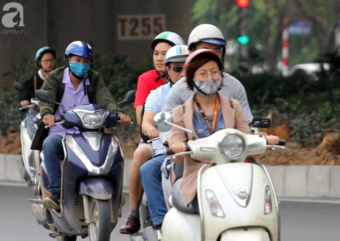 Hà Nội: Gió lạnh bất ngờ xuất hiện khiến nhiệt độ giảm mạnh, người dân quàng khăn, mặc áo rét ra đường - Ảnh 7. Hà Nội: Gió lạnh bất ngờ xuất hiện khiến nhiệt độ giảm mạnh, người dân quàng khăn, mặc áo rét ra đường - Ảnh 7.