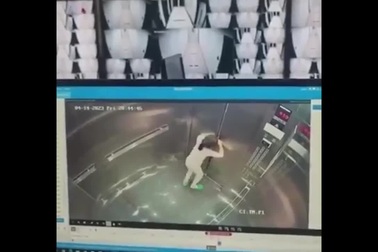 Hà Nội: Thót tim khoảnh khắc bé gái bị kẹt trong thang máy chung cư