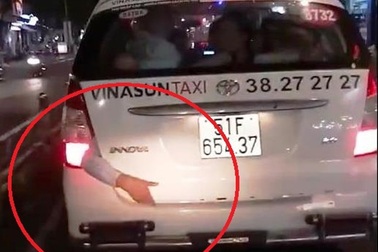 Sự thật về cánh tay người bị kẹt sau xe taxi