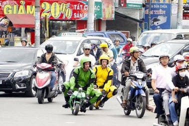 Giật mình xem 2 người Úc đua xe giữa TPHCM