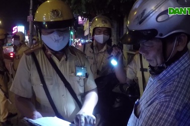 Đội CSGT trật tự Công an quận 11 kiểm tra nồng độ cồnđộ