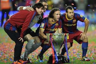 Niềm sung sướng của cầu thủ Barca trong lễ đăng quang