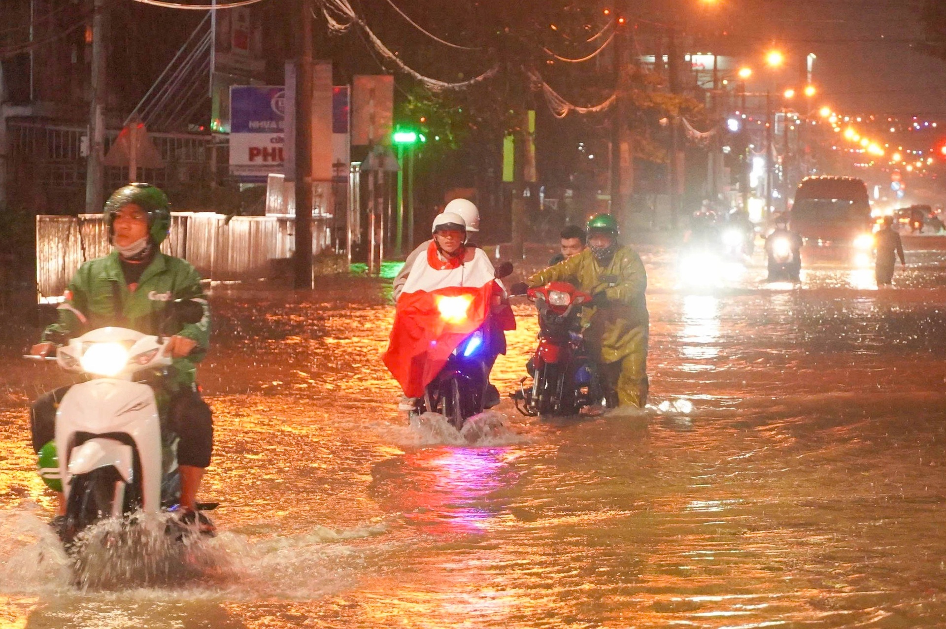 Người Cần Thơ đội mưa, lội nước về nhà trong ngày triều cường vượt báo động - 7