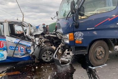 Taxi nát đầu khi tông xe tải, tài xế tử vong