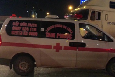 Xe đầu kéo container tông bẹp dúm xe cứu thương