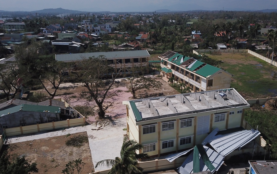 Quảng Ngãi: Khó khăn khắc phục trường lớp sau bão số 9 - 1 Quảng Ngãi: Khó khăn khắc phục trường lớp sau bão số 9 - 1