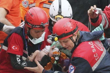 Cứu sống bé 2 tuần tuổi bị vùi lấp 47 tiếng dưới tòa nhà sập 