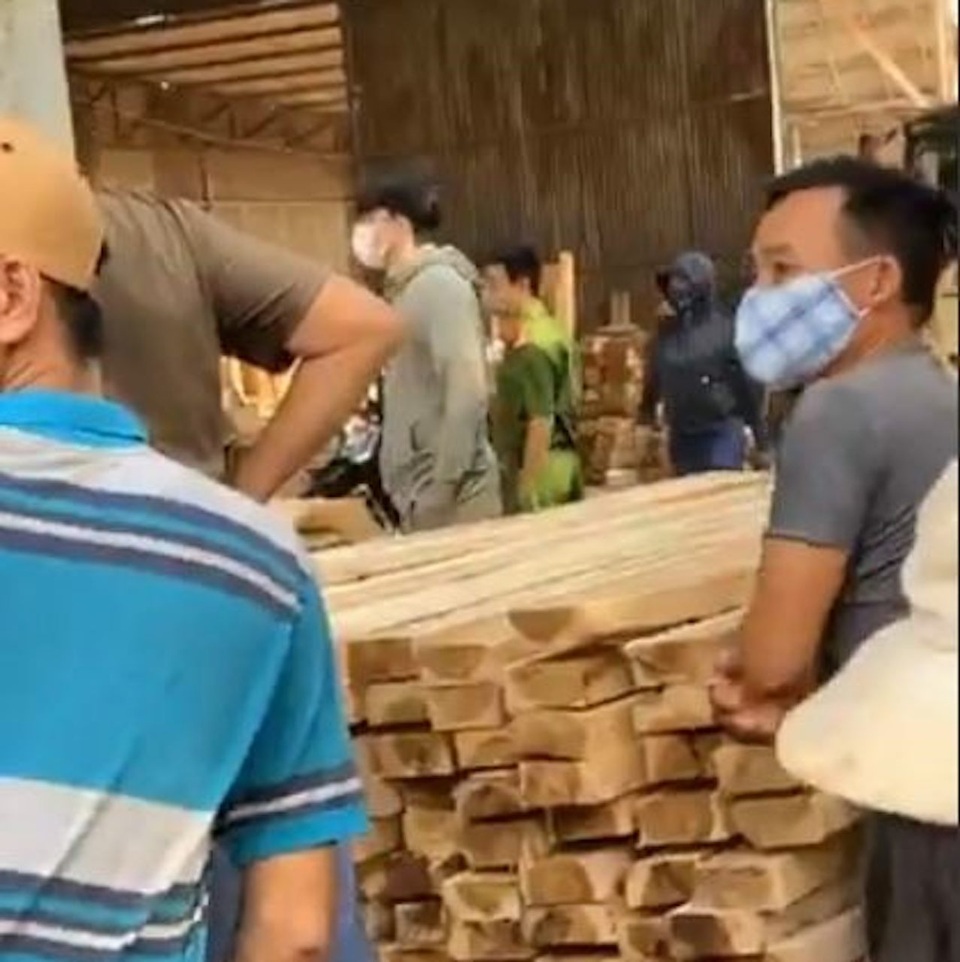 Nam tài xế bị hút vào lò băm dăm bào chết thảm - 1 Nam tài xế bị hút vào lò băm dăm bào chết thảm - 1