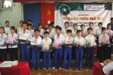 Tặng 100 suất dụng cụ học tập cho học sinh nghèo tại Bến Tre 