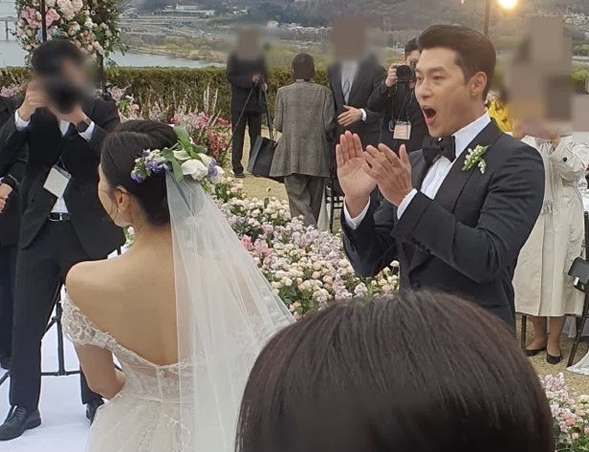 Lộ nụ hôn hiếm hoi trong hôn lễ thế kỷ của Son Ye Jin và Hyun Bin - 5 Lộ nụ hôn hiếm hoi trong hôn lễ thế kỷ của Son Ye Jin và Hyun Bin - 5