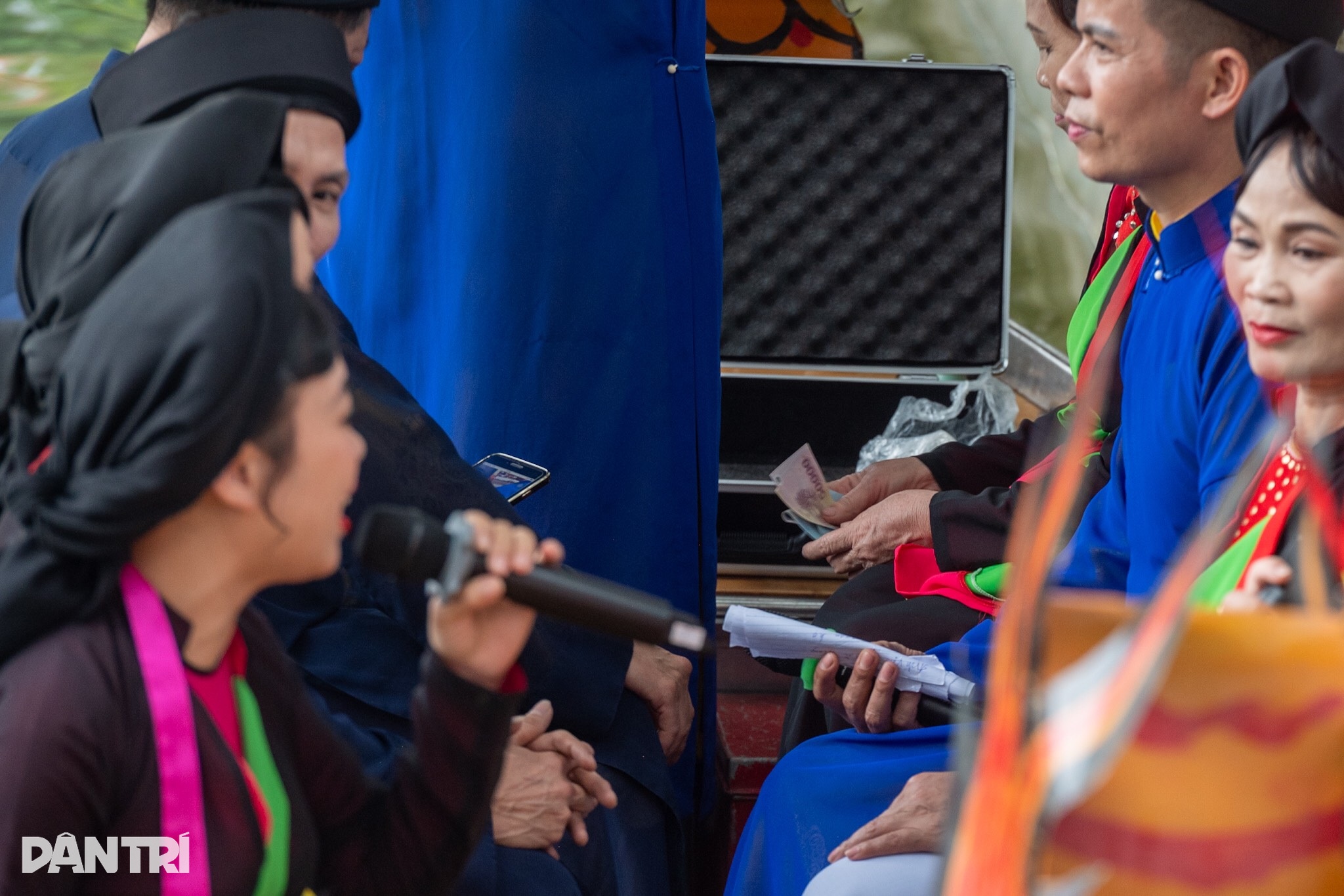 Lakonan semula nyanyian Quan Ho untuk menerima wang bertuah di festival Lim - 7 Tái diễn cảnh hát quan họ nhận tiền lì xì ở hội Lim - 7