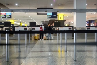 Pin sạc dự phòng phát nổ trong túi quần, người đàn ông "bốc cháy" ở sân bay