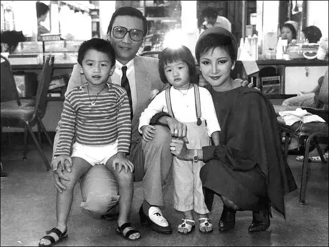 Cha của Tạ Đình Phong: Nam thần nức tiếng, U90 hò hẹn bạn gái kém 49 tuổi - 8 Cha của Tạ Đình Phong: Nam thần nức tiếng, U90 hò hẹn bạn gái kém 49 tuổi - 8