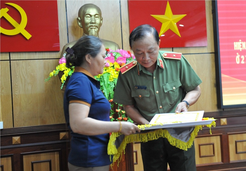 Tặng hv.jpg Tặng hv.jpg