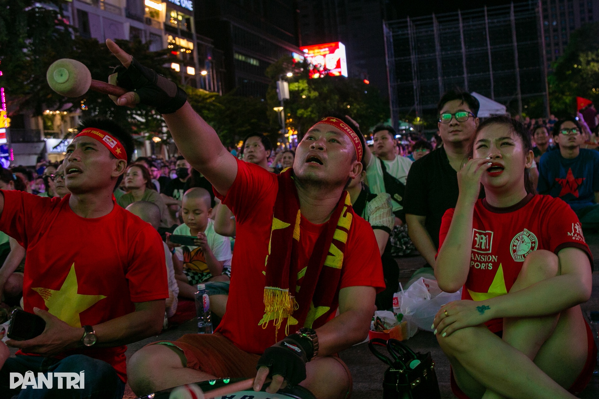 Người hâm mộ thất vọng trước thất bại của đội tuyển Việt Nam - 4