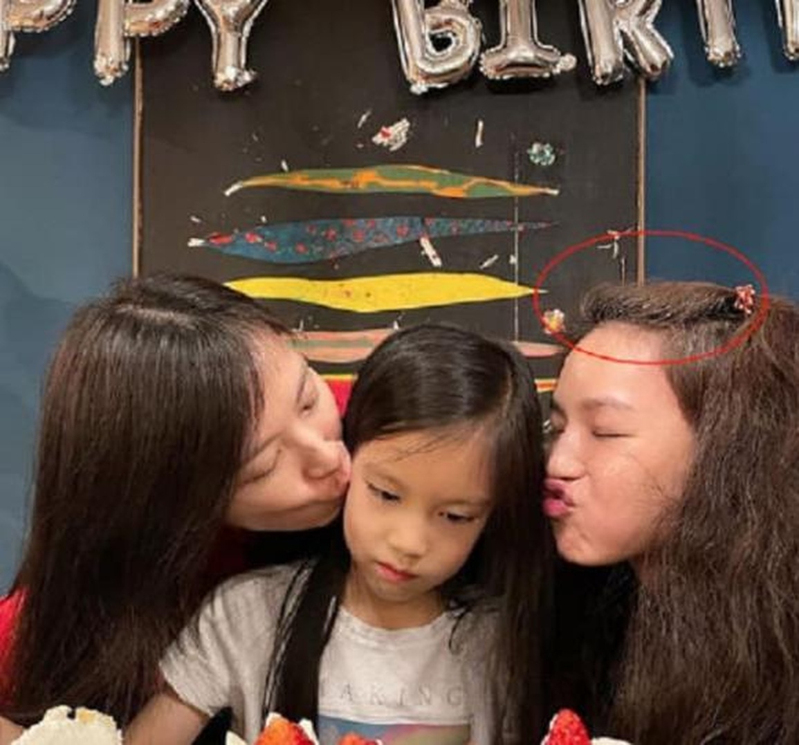 Mỹ nhân gợi cảm Thư Kỳ lộ tóc bạc ở tuổi U50 và cách đáp trả ấn tượng - 1 Mỹ nhân gợi cảm Thư Kỳ lộ tóc bạc ở tuổi U50 và cách đáp trả ấn tượng - 1