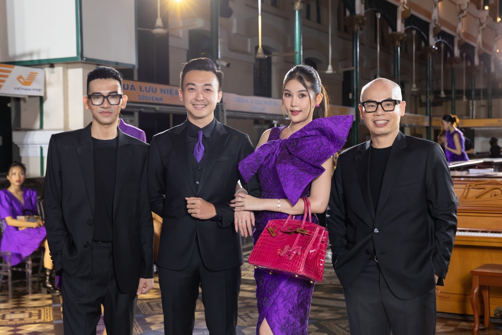 Mỹ nhân Việt phủ sắc tím tại Bưu điện TPHCM trong show Ký ức tuổi thơ - 13 Mỹ nhân Việt phủ sắc tím tại Bưu điện TPHCM trong show Ký ức tuổi thơ - 13